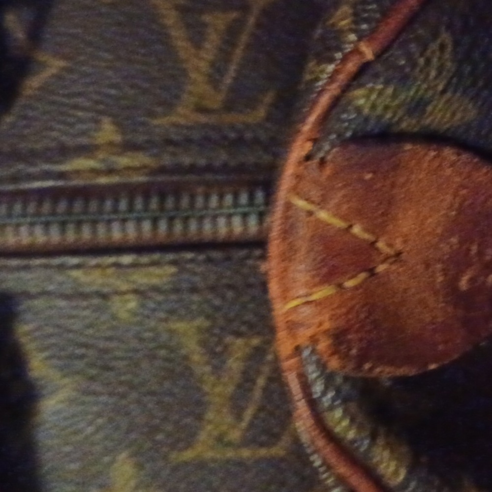 LV MONOGRAM SPEEDY 40. As Is. Authentic. Sales are final. LV Dustbag included - Picture 7 of 9